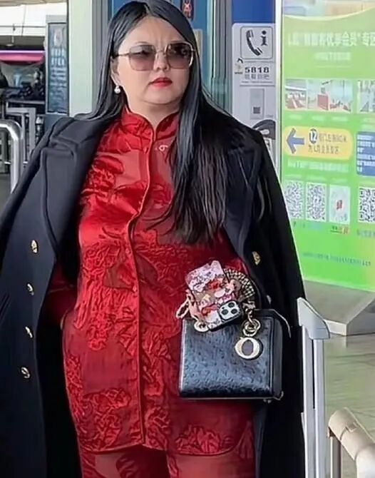 闻喜 年轻时的李湘上热搜，梨涡浅笑似宋慧乔，被赞初代甜妹天花板！